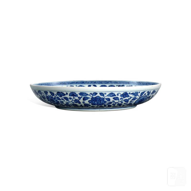 A blue and white 'lotus' charger, Qing dynasty, 18th century | 清十八世紀 青花一把蓮紋盤 - 图3